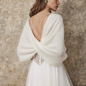 Etole tube maille ivoire en mohair pour mariée. Accessoire de mariage à porter sur les épaules. Acheter en ligne et boutique mariage Paris