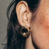 Boucles d'oreille Gaia une perle dorées. Bijou accessoire mariée créateur fait main en France. Acheter boutique Paris ou en ligne.