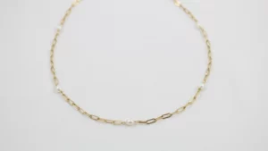 Collier mailles avec perles Romane par Kariboo. Bijoux made in france plaqué or doré et perle. Acheter boutique paris et en ligne