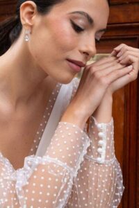 Boucles d’oreille dormeuses argent avec strass Lilly, accessoire mariée. Achat en ligne ou boutique mariage paris. Bijoux argent