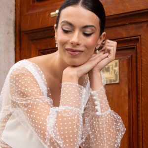 Boucles d’oreille dormeuses argent avec strass Lilly, accessoire mariée. Achat en ligne ou boutique mariage paris. Bijoux argent