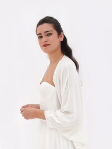 Cardigan blanc ivoire Poirier en tulle. Châle, boléro, étole, cape mariée blanche accessoire. Acheter boutique mariage Paris. En ligne.