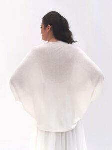 Cardigan blanc ivoire Poirier en tulle. Châle, boléro, étole, cape mariée blanche accessoire. Acheter boutique mariage Paris. En ligne.