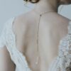 Collier de dos réglable doré cristaux et perles fin et délicat pour robe de mariée. Accessoire mariage perle. Acheter boutique Paris et en ligne