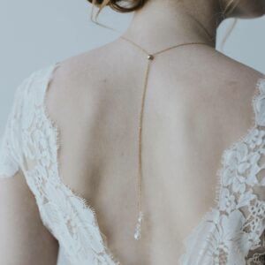 Collier de dos réglable doré cristaux et perles fin et délicat pour robe de mariée. Accessoire mariage perle. Acheter boutique Paris et en ligne