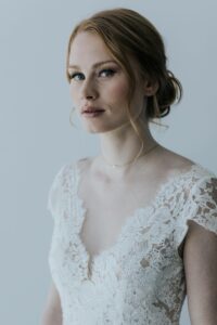 Collier de dos réglable doré cristaux et perles fin et délicat pour robe de mariée. Accessoire mariage perle. Acheter boutique Paris et en ligne