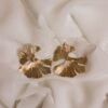 Boucles d'oreille mobiles dorées Gingko. Bijou mariage petit prix. Accessoire de mariée. Acheter en ligne eshop et boutique showroom Paris