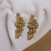Boucles d'oreille grappe de fleurs dorées. Bijou mariage petit prix. Accessoire de mariée. Acheter en ligne eshop et boutique showroom Paris