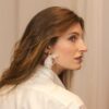 Boucles d'oreille pétales de fleurs en tissu rose très clair. Bijou mariage petit prix. Accessoire de mariée. Acheter en ligne eshop et boutique Paris