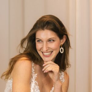 Boucles d'oreille pendantes ovales dorées. Bijou mariage petit prix. Accessoire de mariée. Acheter en ligne eshop et boutique showroom Paris