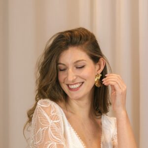 Boucles d'oreille mobiles dorées Gingko. Bijou mariage petit prix. Accessoire de mariée. Acheter en ligne eshop et boutique showroom Paris