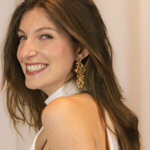 Boucles d'oreille grappe de fleurs dorées. Bijou mariage petit prix. Accessoire de mariée. Acheter en ligne eshop et boutique showroom Paris