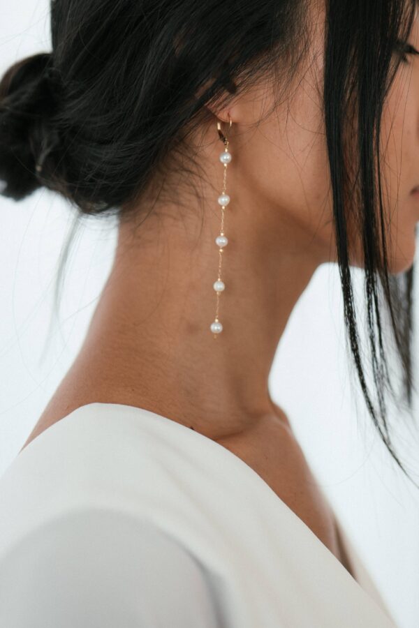 Boucles d'oreille pendantes 5 perles. Bijou mariage petit prix. Accessoire de mariée. Acheter en ligne eshop et boutique showroom Paris