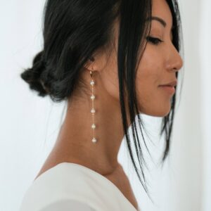 Boucles d'oreille pendantes 5 perles. Bijou mariage petit prix. Accessoire de mariée. Acheter en ligne eshop et boutique showroom Paris