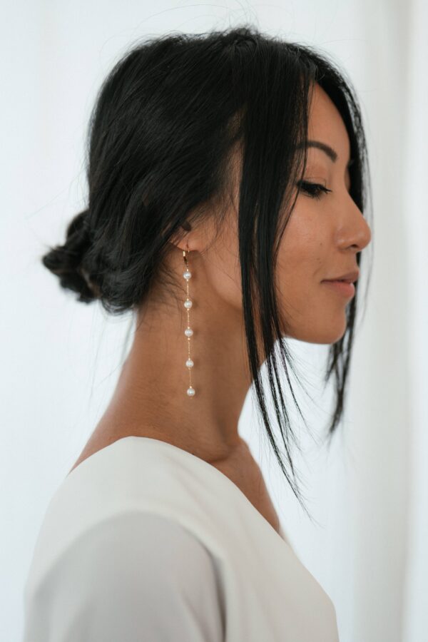 Boucles d'oreille pendantes 5 perles. Bijou mariage petit prix. Accessoire de mariée. Acheter en ligne eshop et boutique showroom Paris