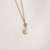 Collier simple et fin doré avec une perle. Bijou mariage petit prix. Accessoire de mariée. Acheter en ligne eshop et boutique showroom Paris