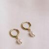 Boucles d'oreille anneaux simples et fins dorés avec une perle – Image 4