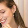Boucles d'oreille anneaux simples et fins dorés avec une perle. Bijou mariage petit prix. Accessoire de mariée. Acheter en ligne eshop et boutique Paris