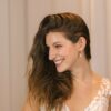 Boucles d'oreille anneaux simples et fins dorés avec une perle. Bijou mariage petit prix. Accessoire de mariée. Acheter en ligne eshop et boutique Paris