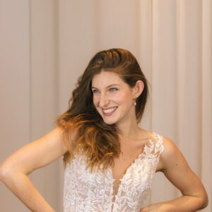 Boucles d'oreille anneaux simples et fins dorés avec une perle. Bijou mariage petit prix. Accessoire de mariée. Acheter en ligne eshop et boutique Paris