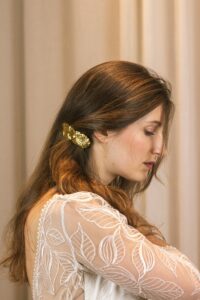 Barrette dorée fleurs rétro. Accessoire de cheveux mariée. Acheter en ligne eshop et boutique mariage wedding Paris centre