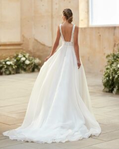 Robe de mariée Hira, nouvelle collection Alma Novia 2025. Essayage boutique mariage Paris showroom RDV
