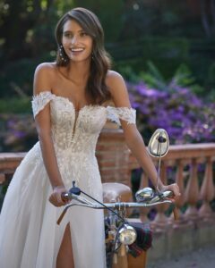 Robe de mariée Delphe nouvelle collection Adriana Alier 2025. Robe tulle sexy fente et manches tombantes. Boutique mariage Paris