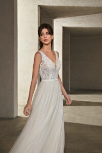 Robe de mariée Ora, bohème champêtre chic. Col V avant dos nu. Essayer boutique mariage Paris orea sposa 2025 petit prix moins de 1000 euros