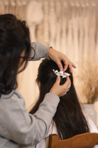 Peigne à chignon de mariée fleurs de porcelaines. Accessoire de cheveux mariage. Achat en ligne ou boutique mariage paris coiffure