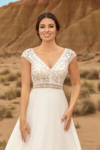 Robe de mariée Garance dentelle petites feuilles. Robe fluide bohème A line. Traîne avec dentelle. Essayer boutique mariage Paris RDV