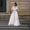 Robe de mariée Violette manches Volants dentelle décolleté dos. Robe bohème chic Création française. Boutique mariage Paris essayer RDVBoucles d'oreille pendantes 7 perles argent Rosa Clara. Bijou de mariée stylé et chic pour mariage. Acheter online ou boutique mariage Paris