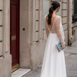 Robe de mariée Aiko manches longues transparentes chic sans dentelle plumetis. Création française. Boutique mariage Paris essayer RDV2 mini Peignes de mariée perles. Accessoire cheveux. Acheter boutique essayer mariage bijoux Paris et en ligne. Pivoines and love