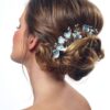 Peigne à chignon de mariée fleurs en tissu, perles et strass. Accessoire de cheveux mariage. Achat en ligne ou boutique mariage paris coiffure