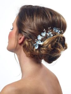 Peigne à chignon de mariée fleurs en tissu, perles et strass. Accessoire de cheveux mariage. Achat en ligne ou boutique mariage paris coiffure