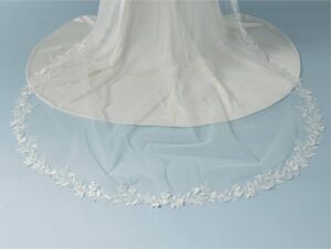 Voile de mariée en tulle avec fleurs brodées. accessoire de mariée . Acheter boutique mariage Paris. Eshop mariage en ligne