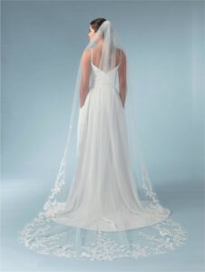 Voile long en tulle avec motif de fleurs et de feuilles en dentelle avec des paillettes sans rabat. Acheter boutique mariage Paris. Eshop mariage en ligne