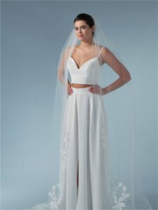 Voile long en tulle avec motif de fleurs et de feuilles en dentelle avec des paillettes sans rabat. Acheter boutique mariage Paris. Eshop mariage en ligne