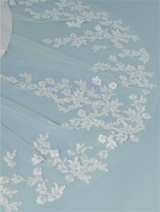 Voile long en tulle avec motif de fleurs et de feuilles en dentelle avec des paillettes sans rabat. Acheter boutique mariage Paris. Eshop mariage en ligne