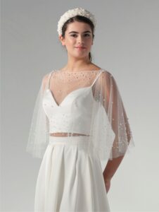 Cape avec perles blanc ivoire Poirier. Châle, boléro, étole, cape mariée blanche accessoire. Acheter boutique mariage Paris. En ligne.