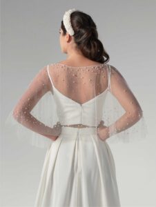 Cape avec perles blanc ivoire Poirier. Châle, boléro, étole, cape mariée blanche accessoire. Acheter boutique mariage Paris. En ligne.