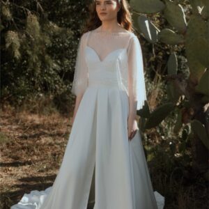 Cape avec perles blanc ivoire Poirier. Châle, boléro, étole, cape mariée blanche accessoire. Acheter boutique mariage Paris. En ligne.