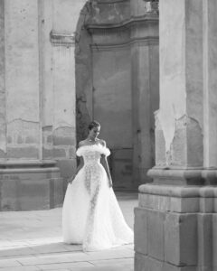 robe de mariée hilary alma novia 2025. Col bateau full dentelle. Robe de mariée originale et couture. Boutique mariage paris RDV