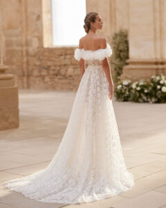 robe de mariée hilary alma novia 2025. Col bateau full dentelle. Robe de mariée originale et couture. Boutique mariage paris RDV