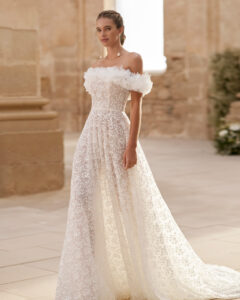robe de mariée hilary alma novia 2025. Col bateau full dentelle. Robe de mariée originale et couture. Boutique mariage paris RDV