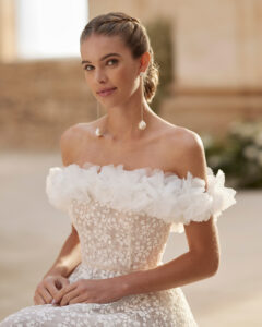 robe de mariée hilary alma novia 2025. Col bateau full dentelle. Robe de mariée originale et couture. Boutique mariage paris RDV