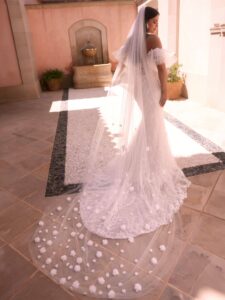 Voile de mariée long 1 couche en tulle et fleurs 3D. Accessoire mariage petits prix. Boutique concept-store paris et eshop