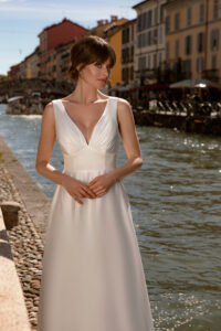 Robe Lila simple sans dentelle satin. Petit prix. Robe de mariée mariage civil. Essayer boutique mariage civil Paris rdv showroom