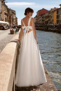 Robe Lila simple sans dentelle satin. Petit prix. Robe de mariée mariage civil. Essayer boutique mariage civil Paris rdv showroom