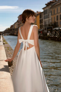 Robe Lila simple sans dentelle satin. Petit prix. Robe de mariée mariage civil. Essayer boutique mariage civil Paris rdv showroom