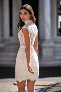Robe courte et longue 2 en 1 Lili. Robe tout en dentelle col montant avec surjupe amovible. Essayer boutique mariage civil Paris